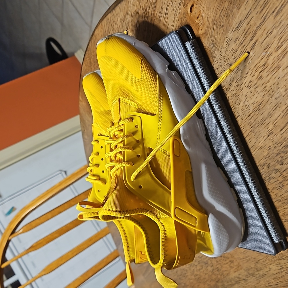 NIKE HUARACHES  size 8